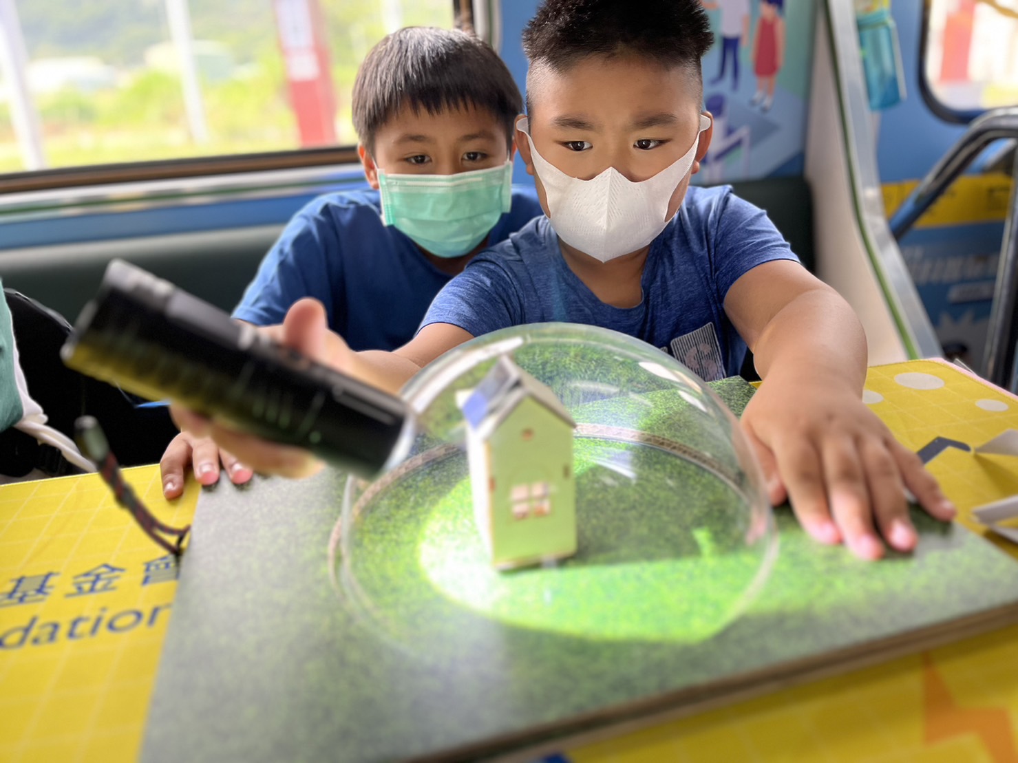 OG视讯參與基礎科學主題車廂，以STEAM教學精神，設計「逐日科學家」、「太陽能工程師」以及「淨零建築師」三大能源科普課程和實驗