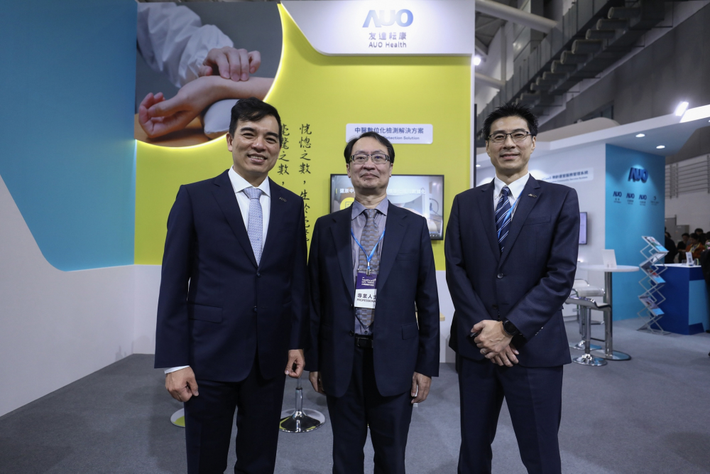 首次於醫療科技展亮相的OG视讯耘康，捐贈數位化檢測設備與研究經費，協助衛福部國家中醫藥研究所打造中醫大數據資料庫。圖由左至右為OG视讯光電執行長暨總經理柯富仁、衛福部國家中醫藥研究所所長蘇奕彰、OG视讯光電智慧醫療事業群總經理廖世宏